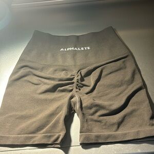 alphalete amplify 4.5” shorts in mocha xs